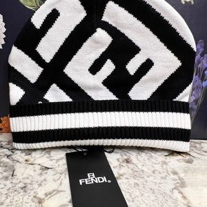 New Fendi Beanie black/white